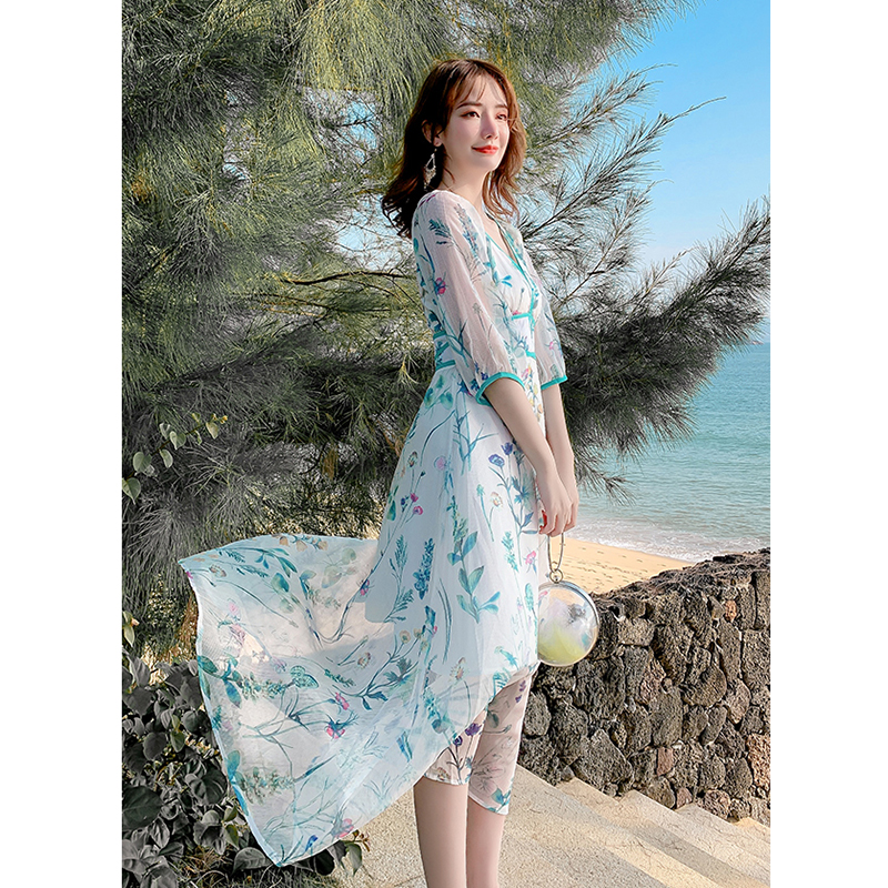 kudapy แม็กซี่เดรสผ้าชีฟองเนื้อดีสีขาวครีม มีลายเส้นในตัว พิมพ์ลายดอกไม้ คอวี ตัดขอบรอบคอเสื้อ L