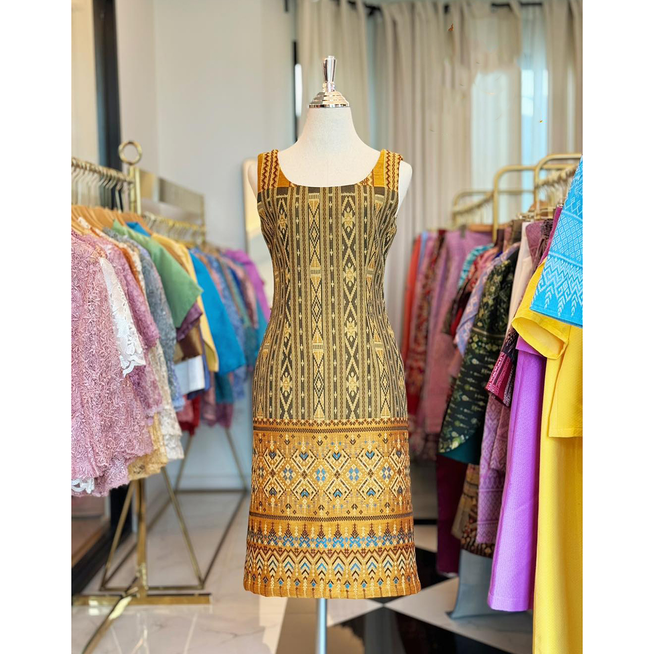 kudapy เดรสสีทอง/สีม่วง ผ้าฝ้ายลายไทลื้อมาพร้อมเสื้อคลุมโดดเด่นเรื่องลายผ้าสวยงาม