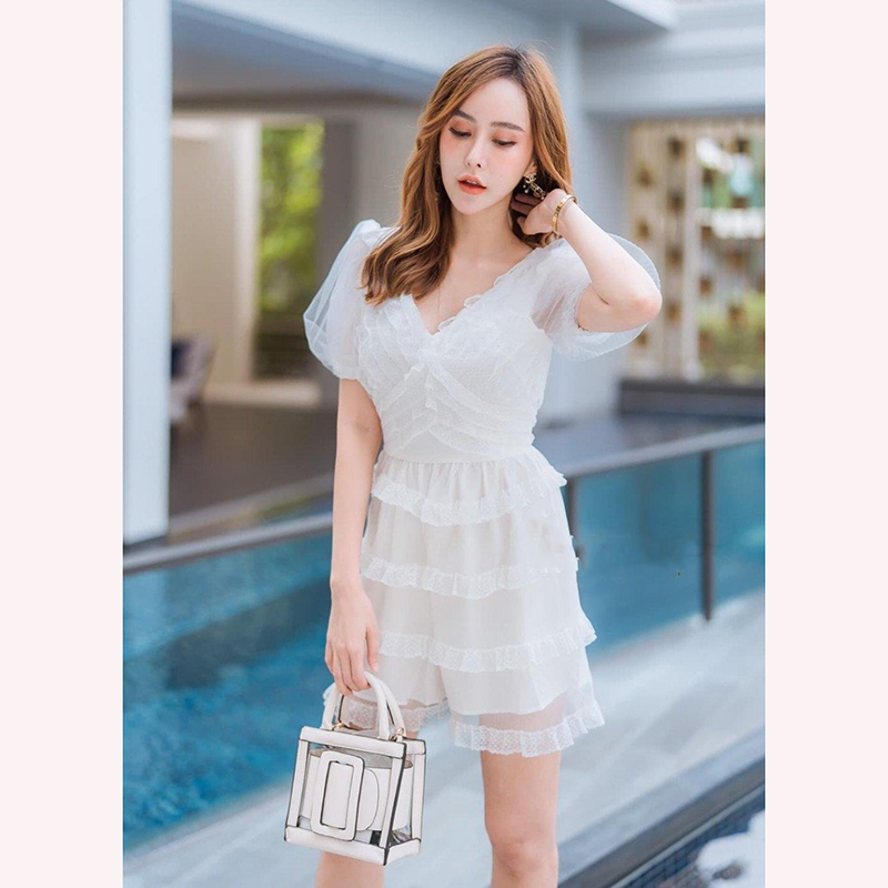 kudapy จั้มสูทสีขาวดีเทลน่ารัก คอวี แขนตุ๊กตาพองๆ เย็บแต่งระบาย งานมาพร้อมซับในตัว