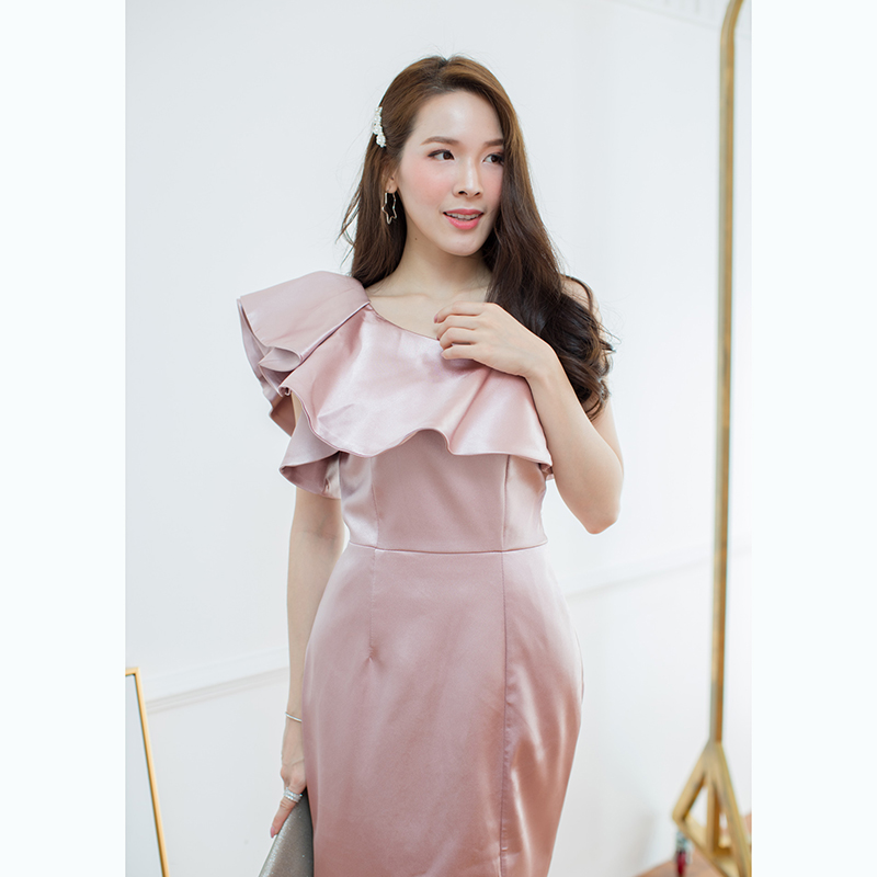 เดรสออกงานยาวสีชมพู ไหล่เฉียงแต่งระบาย