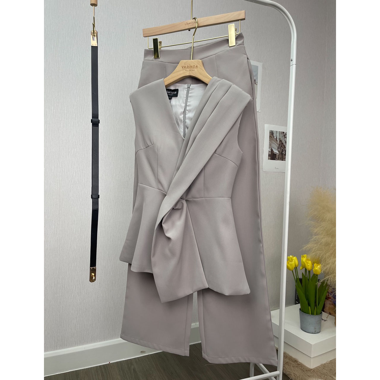 kudapy ชุดเซ็ทเสื้อแขนกุด+กางเกงขายาว ตัวเสื้อออกแบบเย็บจับจีบยาวด้านหน้า ซิปด้านหลัง มีซับในอย่างดี