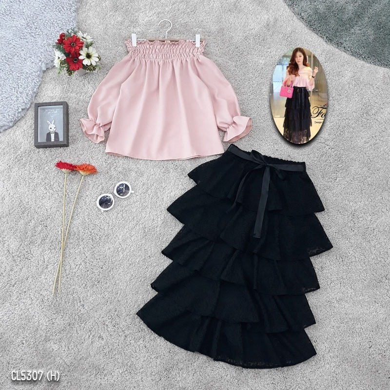 kudapy เซ็ต 2 ชิ้น เสื้อเปิดไหล่ แขนศอกจั๊มแฟชั่นเก๋ๆ จับมามิกซ์แอนแมทซ์กับกระโปรงลูกไม้แต่งเป็นชั้นๆ