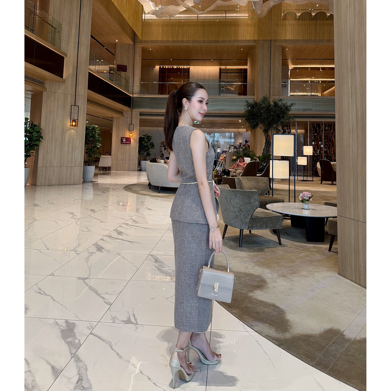 kudapy เซ็ท 4 ชิ้น เสื้อคอเหลี่ยม+ กระโปรงยาว+เข็มขัดโซ่+เข็มกลัดดอกไม้ ชุดเซ็ตกระโปรงเข้ารูป