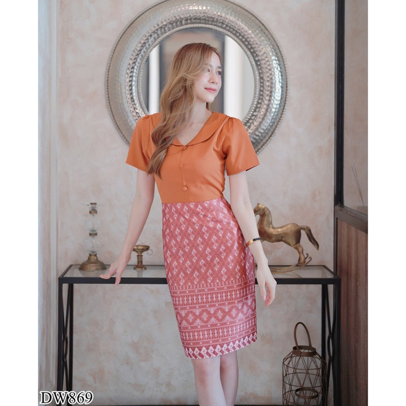 kudapy เดรสสั้นสีแดง/สีฟ้า/สีส้ม/สีชมพู คอบัวกระโปรงลายไทย สวยใส่ออกงานดูดี