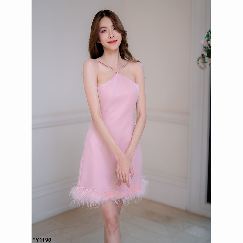 kudapy มินิชุดเดรสสั้นสีชมพู/สีขาว ออกงานเว้าไหล่ แต่งปลายขนนก ผูกเชือกข้างหลัง