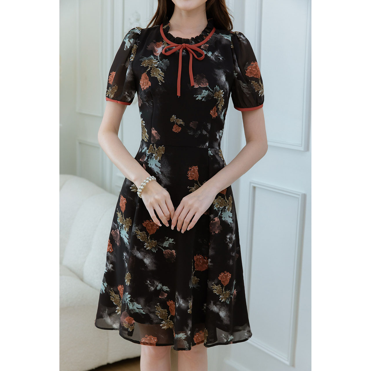 kudapy เดรสสั้นสีดำ/โทนดอกสีแดง ผ้าชีฟอง ดีเทลจับจีบช่วงคอแต่งโบว์สีตัดกับผ้าสวย กุ้นด้วยขอบแขน สวยลงตัว ใส่สบาย