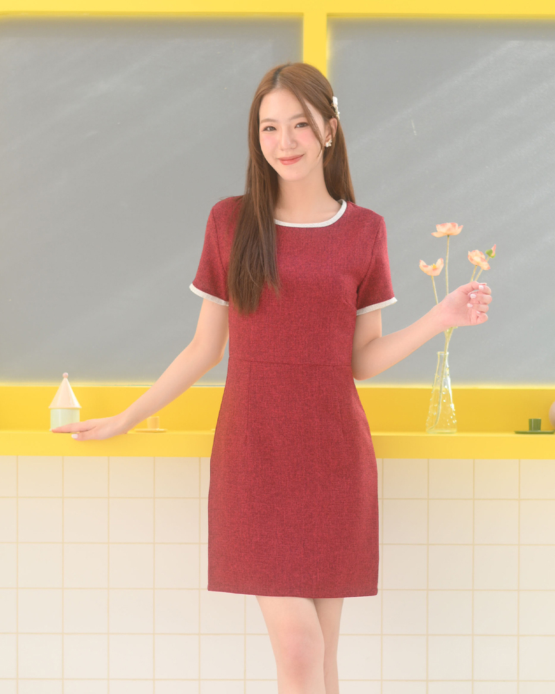 kudapy เดรสแขนสั้นคอกลม เนื้อผ้าทวีดมีกิมมิคลายทอใส่สบายแทบไม่ต้องรีด เพิ่มกิมมิคกุ๊นขอบคอและแขนด้วยผ้าทวีด จับเกล็ดเข้ารูปเอวสวย