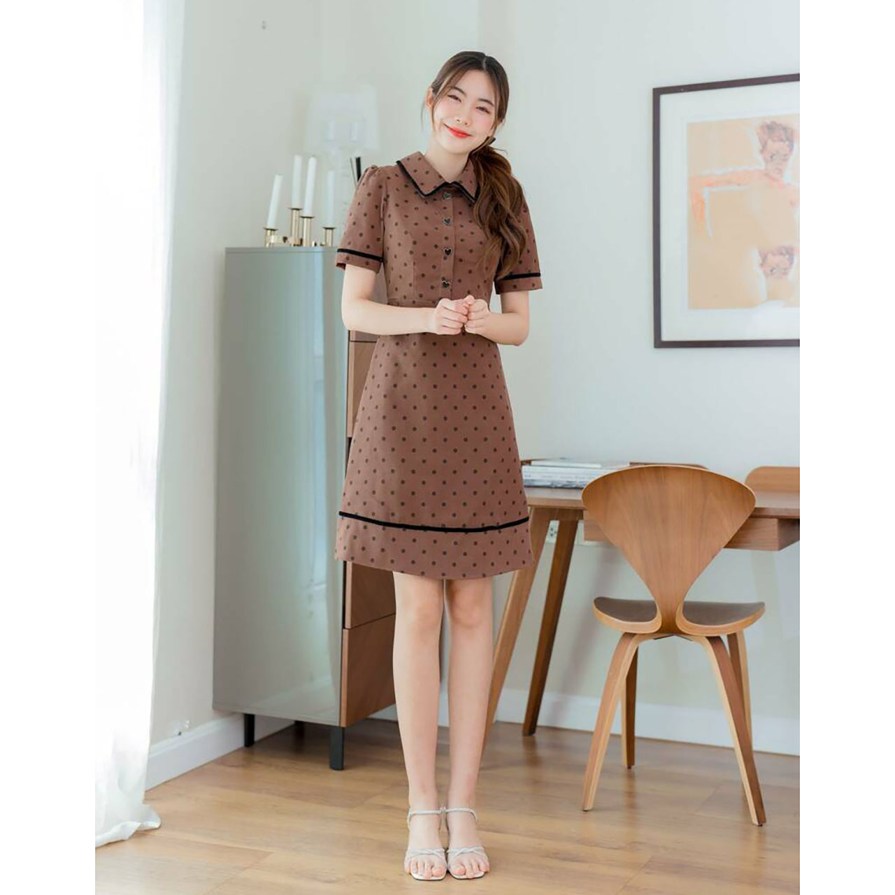 kudapy เดรสสั้นสีเทา/สีแดง/สีน้ำตาล ทรงบานผ้าลูกฟูกตัดขอบดำ