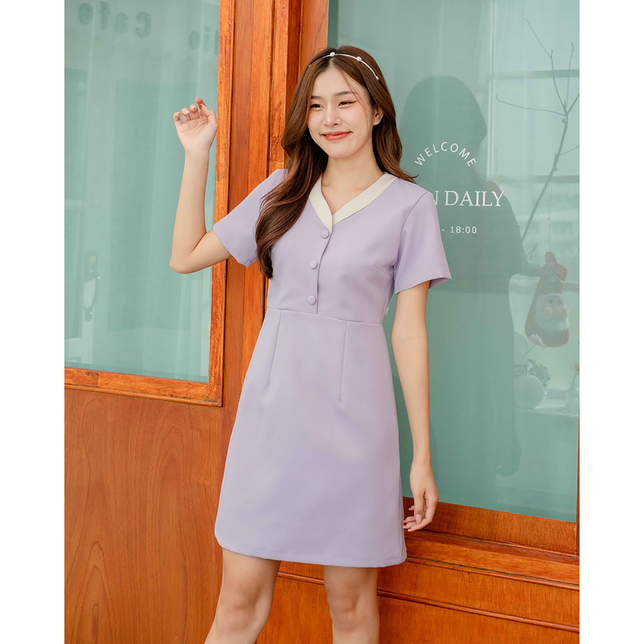 kudapy เดรสแขนสั้นคอวี แต่งคอทูโทน แพทเทิร์นตัดต่อกลางตัวเสื้อแต่งกระดุมปั๊มเพิ่มความคิวท์