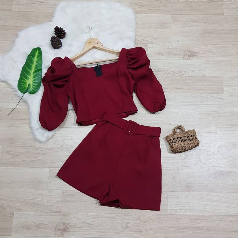 kudapy เซตขาสั้นสีแดง/สีนู้ด/สีขาว 2 ชิ้นเสื้อครอปมีแขน ซิปหลัง+ มาพร้อมกางเกงขาสั้นเอวสม็อกหลัง มีเข็มขัดคาดเอว