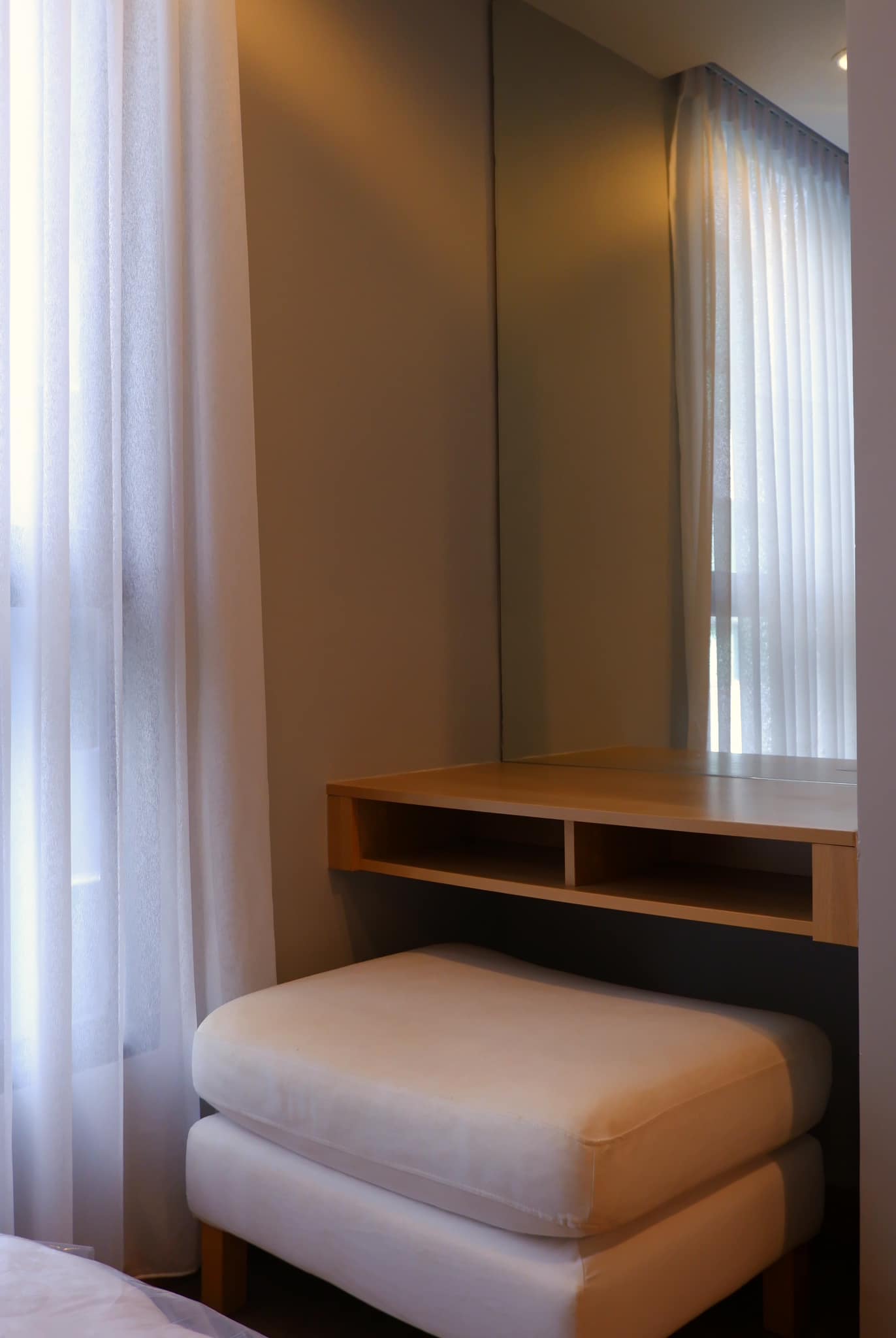 ให้เช่าห้องใกล้ BTS เอกมัย ตกแต่งครบมีเครื่องซักผ้า สอบถามแอด Line ID : Smile-easy ที่ Zenith Place Sukhumvit 42