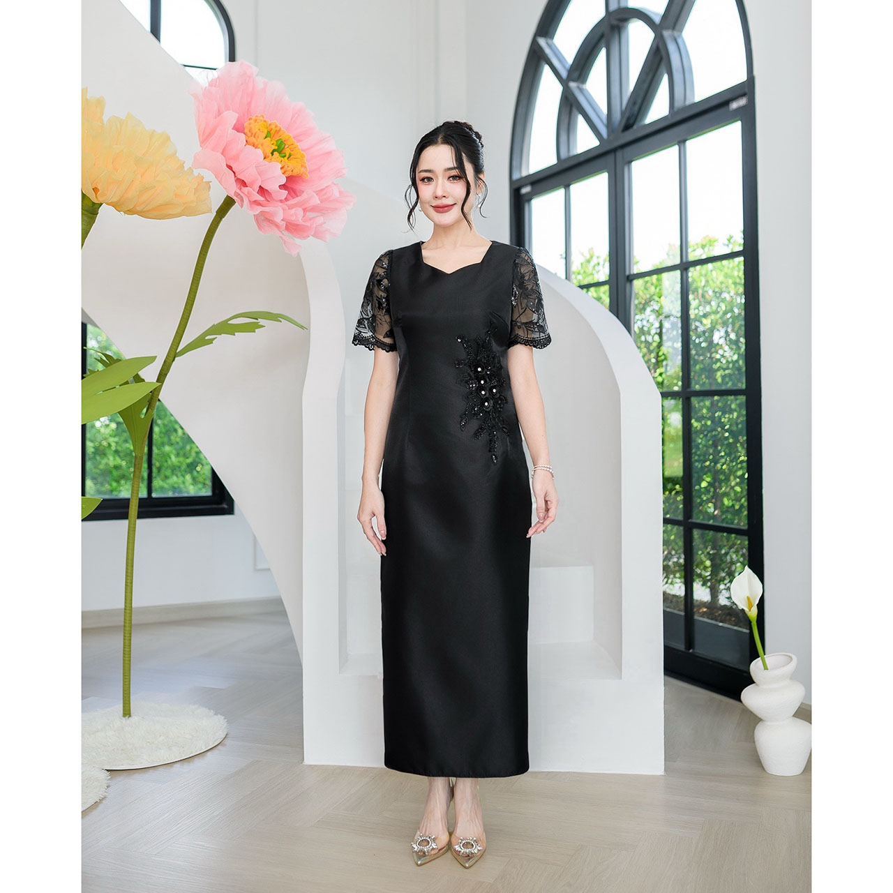 kudapy เดรสผ้าไหมอัดกาวทั้งชุด งานทรงตรงสวยเรียบหรู ด้านหลังกระโปรงผ่า แต่งลูกไม้แต่งเลื่อมช่วงแขนและตกแต่งดอกไม้ประดับช่วงเอว