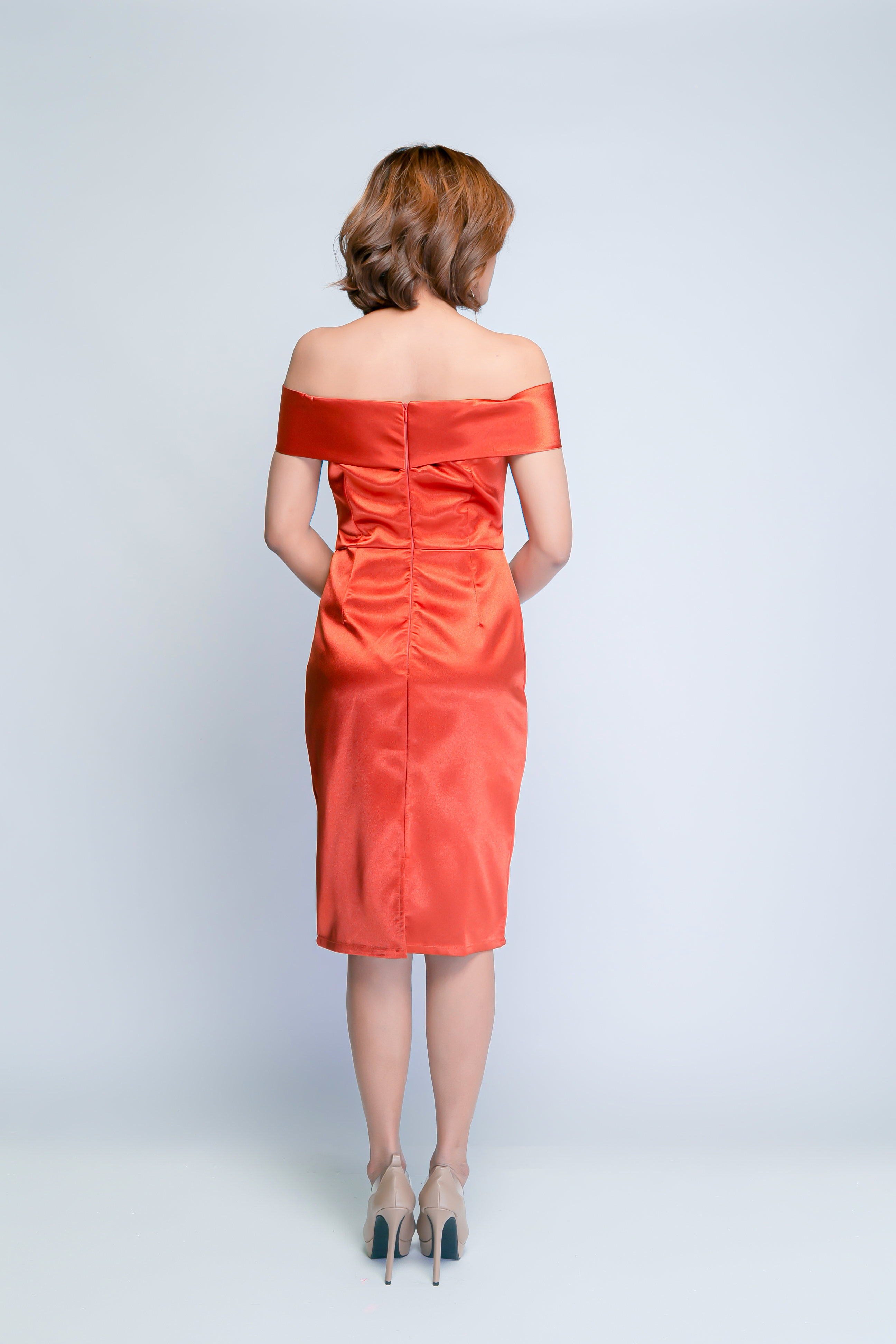 ชุดไปงานแต่งสีส้ม ทรงเปิดไหล่ปิดต้นแขน กระโปรงจับจีบ