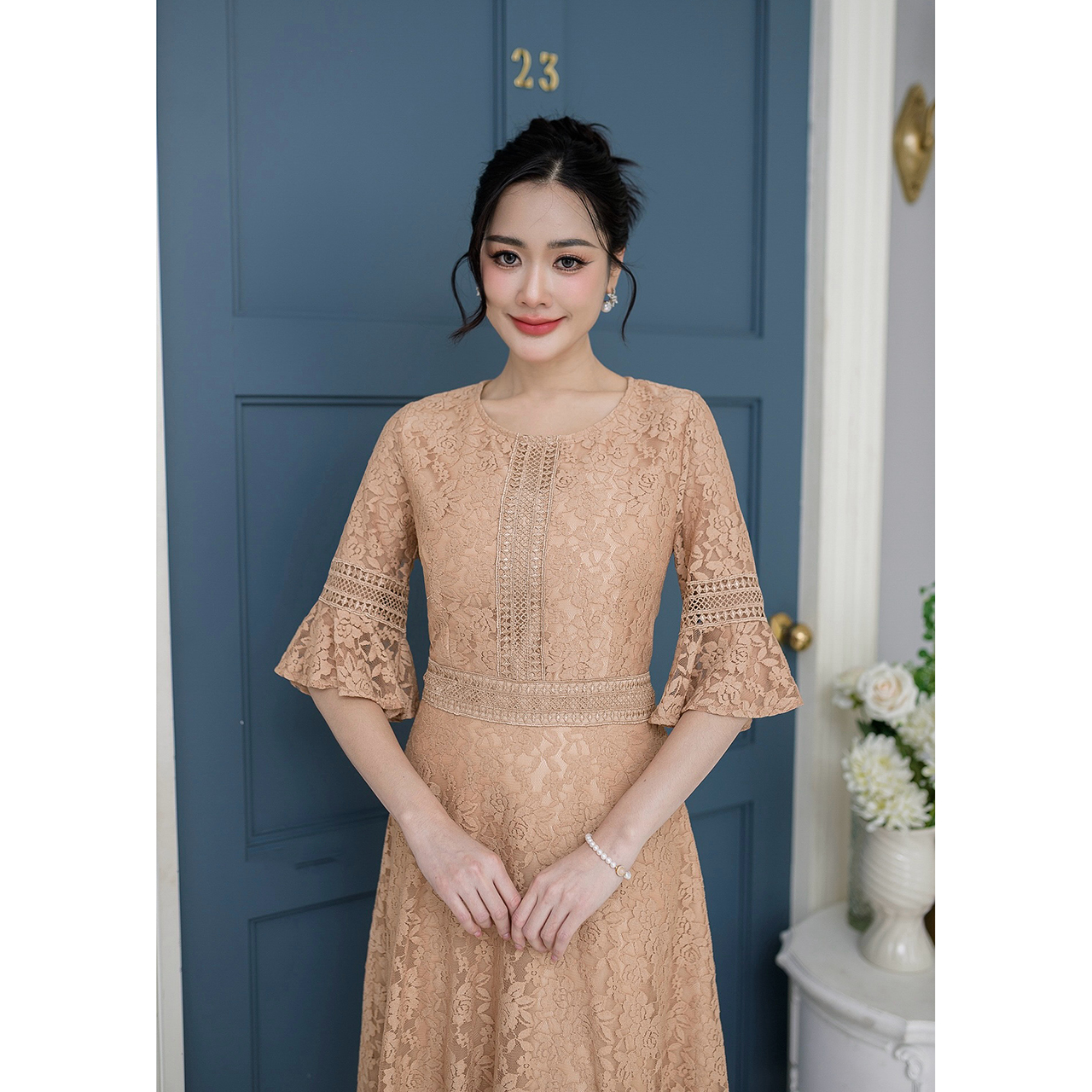 kudapy เดรสยาว ผ้าลูกไม้ลายดอก ดีไซน์แต่งคาดด้วยลูกไม้ช่วงเอว มีซับในทั้งชุด แต่งซิปหลัง