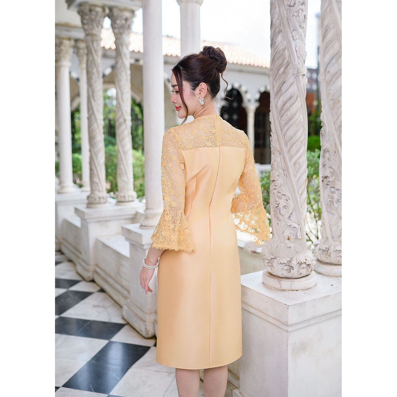 kudapy เดรสสั้นสีเหลืองทอง/สีฟ้า/สีชมพู ผ้าไหมญี่ปุ่น คอวีแต่งเคิพเป็นเชิงผ้าตกแต่งรอบคอ และช่วงอก