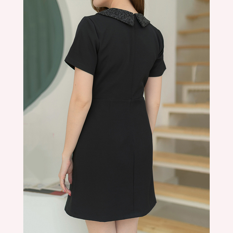 kudapy เดรสสั้นสีเทาฟ้า/สีครีมเข้ม/สีดำ/สีชมพูอ่อน คอปกแขนสั้น แต่งปกและฝากระเป๋าด้วยผ้าชาแนลโทนสีแมทช์กับชุด