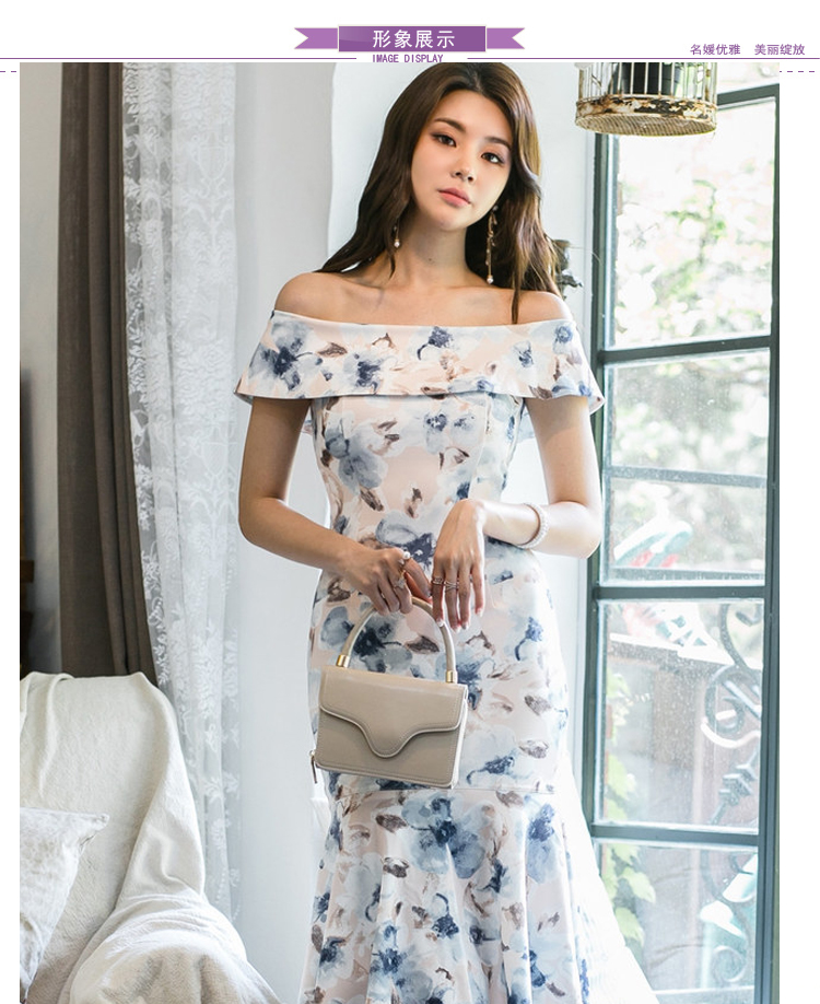 ชุดเดรสออกงานสีขาวน้ำเงิน ผ้าโพลีเอสเตอร์ผสม พื้นสีชมพูอ่อน พิมพ์ลายดอกไม้โทนสีน้ำเงิน