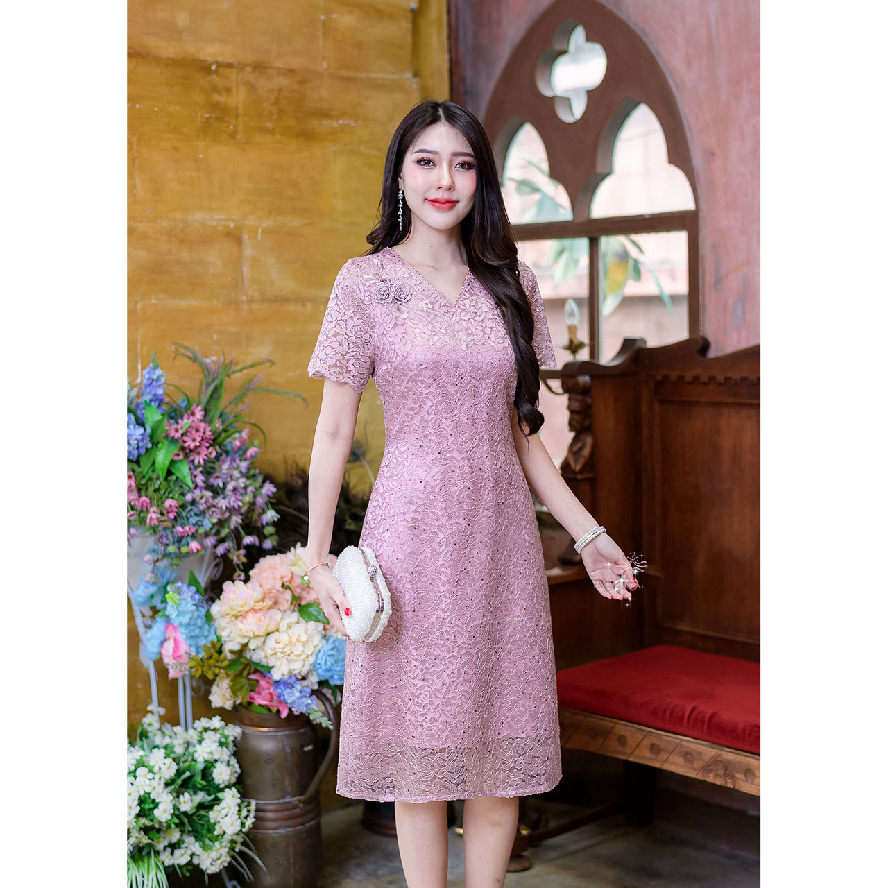 kudapy เดรสสั้นสีแดง/สีชมพู ผ้าลูกไม้ลายกุหลาบ ดีไซน์ทรงแขนสั้น เป็นทรงใส่ง่ายได้ทุกโอกาส หน้าอกตกแต่งดอกไม้