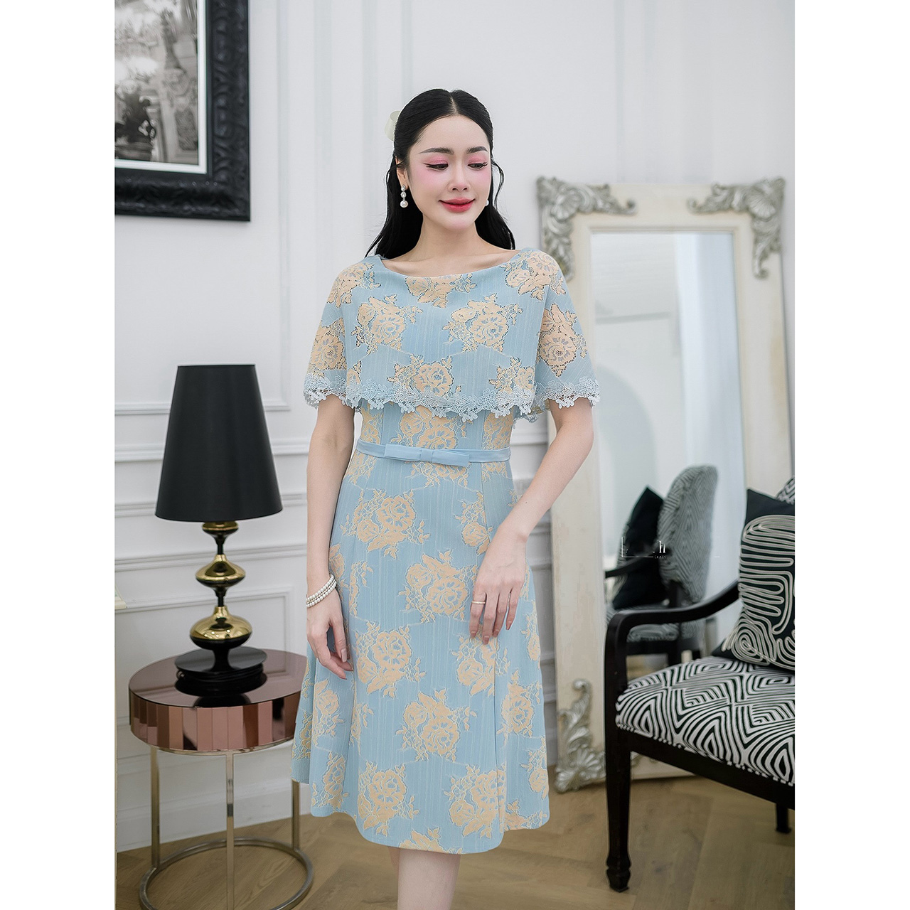 kudapy เดรสลูกไม้ผ้านิ่่มใส่สบาย แต่งเอวโบว์กระโปรงทรงเอสวย มีซับในทั้งชุด