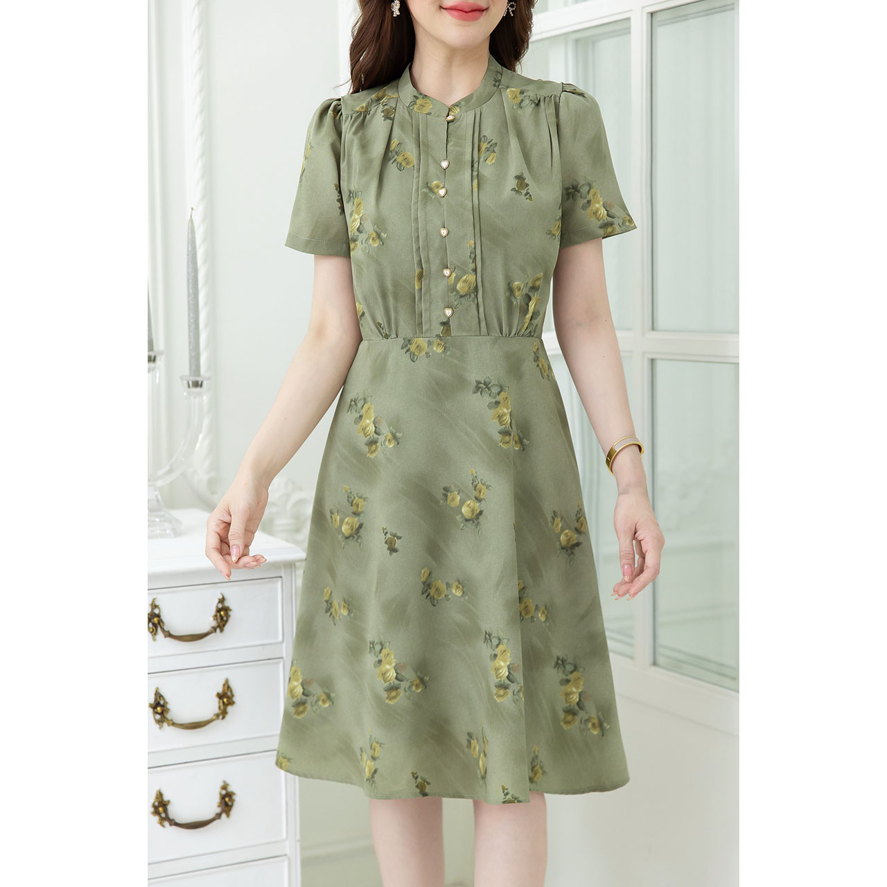 kudapy เดรสสั้นสีเขียว/สีเบจน้ำตาล ลายดอก แพทเทิร์นสวย เรียบๆ มีดีเทล เย็บตีเกล็ดแต่งกระดุมหัวใจ