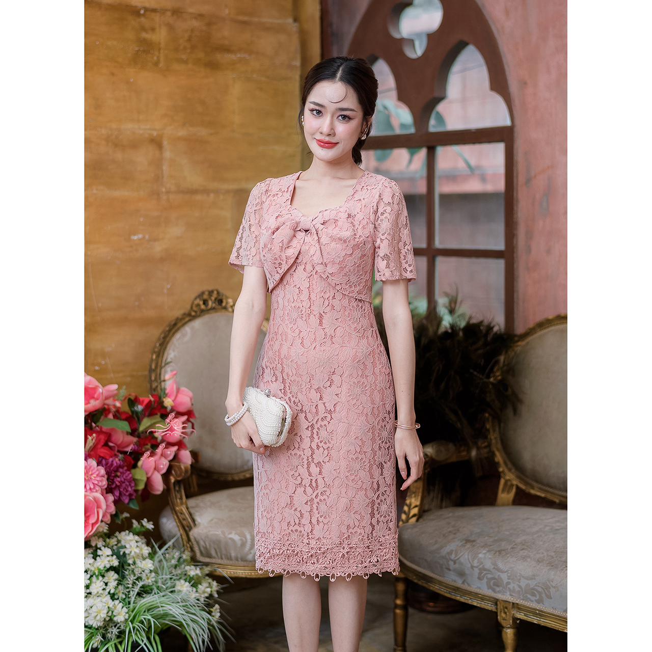 kudapy เดรสสั้นสีกรม/สีชมพูหม่น ผ้าลูกไม้เนื้อนิ่ม แขนสั้นช่วงอกแต่งเย็บผ้าเป็นโบว์อันใหญ่ ชายกระโปรงตกแต่งคาดด้วยลูกไม้เพิ่ม