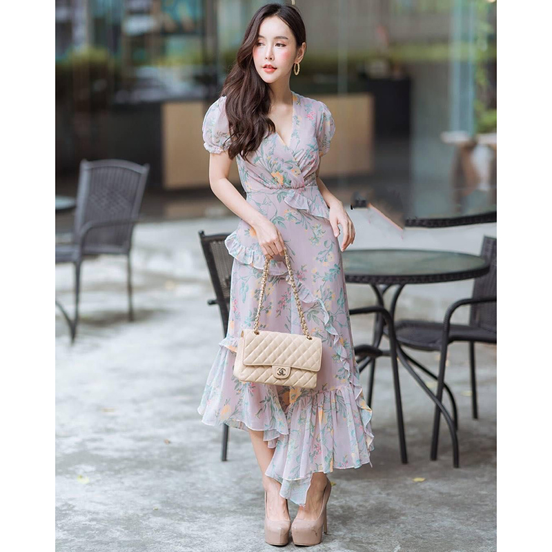 kudapy แม็กซี่เดรสผ้าพริ้วพิมพ์ลายดอกไม้ คอวีทบ แขนตุ๊กตา กระโปรงผ่า ขลิบขอบแต่งระบาย สวยสะพรึง