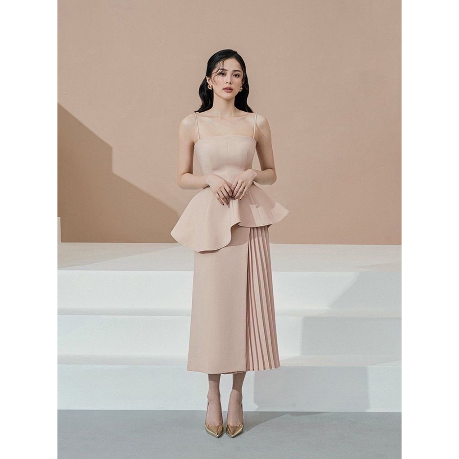 kudapy ชุดเซ็ต 2 ชิ้น เสื้อ+กระโปรง สีครีมโรสโกลส์ ทรงสายเดี่ยวเข้ารูป แต่งเลเยอร์ตามแบบ จับจีบอัดพลีท ทรงานสายมาก ซิบหลังอย่างดี มีซับใน