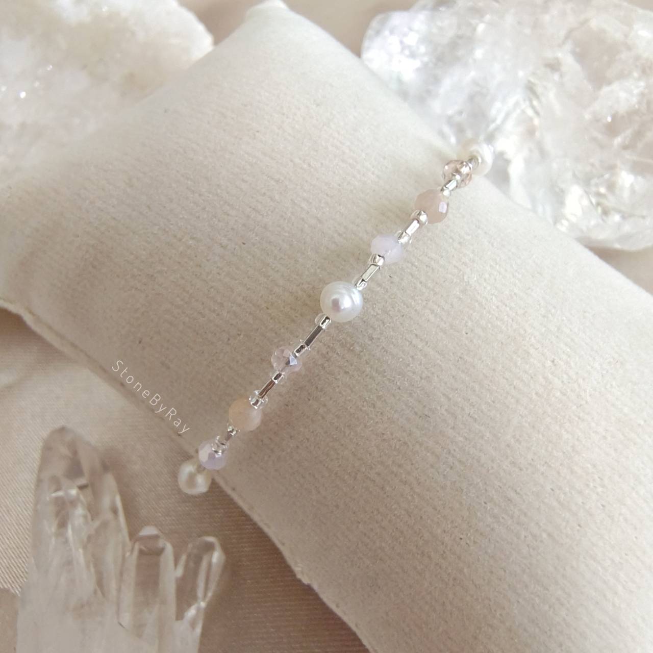 สร้อยข้อมือเงินไข่มุกกับพีชมูนสโตน Pearl+Peach Moonstone
