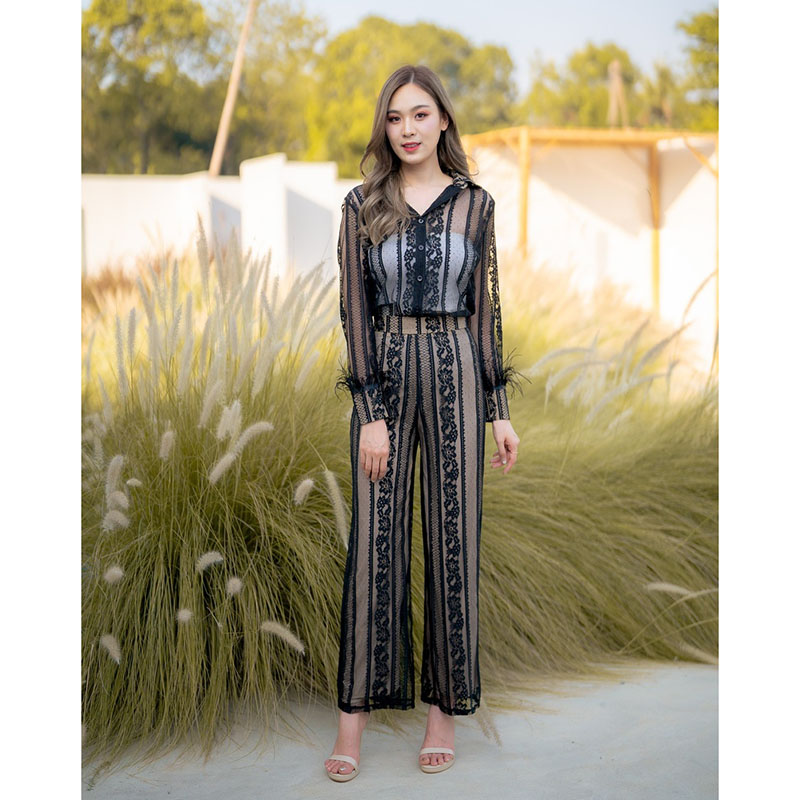 kudapy ชุดเซทสีฟ้า/สีดำ เสื้อติดกระดุมด้านหน้า กางเกงขายาวทรงกระบอกผ้าซีทรูลายลูกไม้ ตกแต่งด้วยขนนกปลายแขน มีซับเฉพาะส่วนของกางเกง