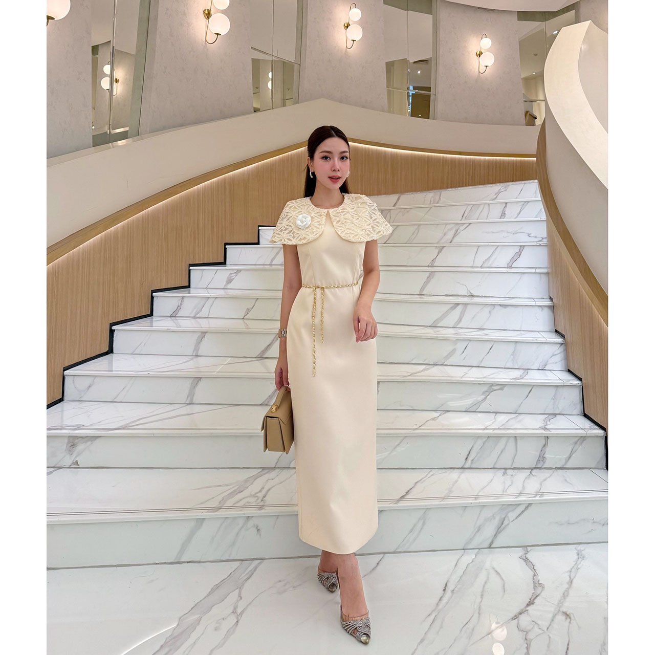 kudapy เดรสทรงสอบ แต่งปกใหญ่ด้วยผ้าลูกไม้พรีเมี่ยม กระโปรงผ่าด้านหลังเ