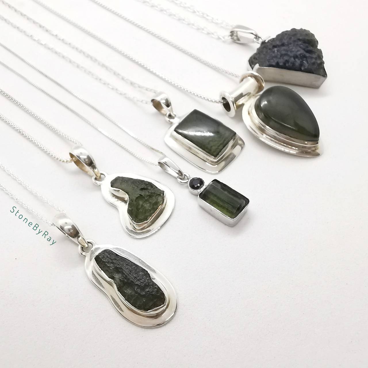 สร้อยคอเงินจี้สะเก็ดดาวโมดาไวท์ Moldavite