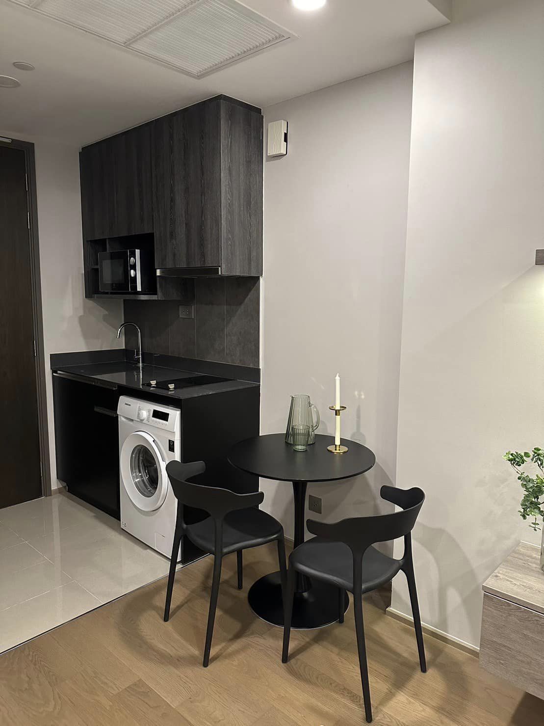 สนใจชมห้องติดต่อได้เลย Line ID: Smile-easy ปล่อยเช่าคอนโด Ashton Chula - Silom (แอชตัน จุฬา - สีลม) - 1ห้องนอน 1ห้องน้ำ 1ห้องนั่งเล่น - ใกล้ MRT สามย่าน - ขนาดห้อง 34.44 ตรม. ชั้น 54