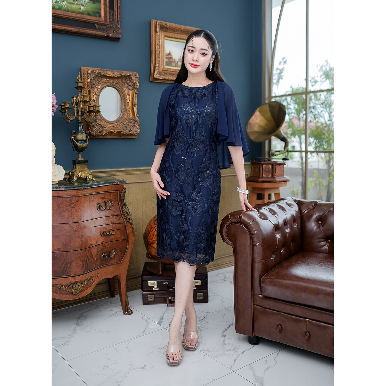 kudapy เดรสสั้น ผ้าลูกไม้ปักเงา ดีไซน์คลุมไหล่สวยหรู ตัวเนื้อผ้าลูกไม้รุ่นนี้ปักลายดอกไม้