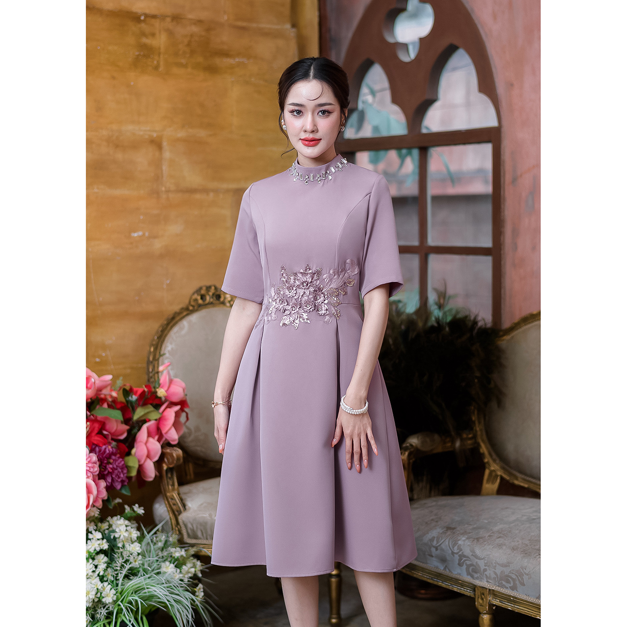 kudapy เดรสสั้นสีม่วงหม่น/สีชมพูหม่น คอเพชรแต่งดอกไม้ เดรสช่วงเอวแต่งดอกไม้สวยงาม กระโปรงจับจีบทวิส มีซับใน แต่งซิปหลัง