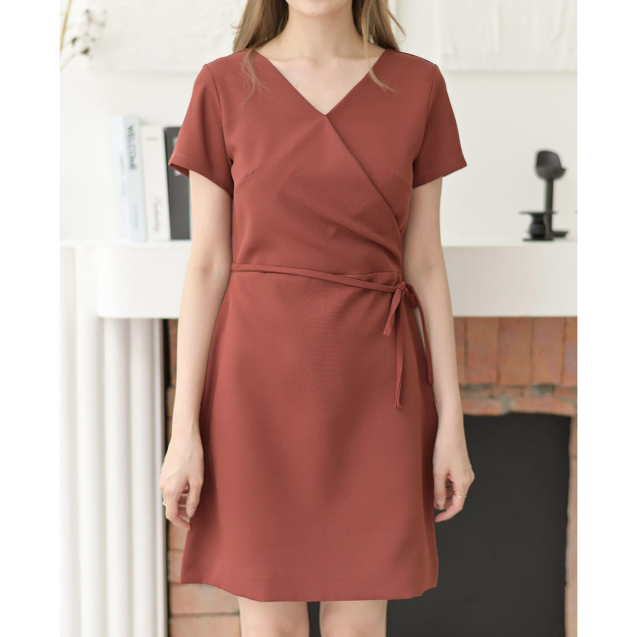 kudapy เดรสสั้นสีโอรส/สีน้ำตาลแดง ไขว้กิโมโนแขนสั้น เข้ารูปเอว ผ้าเนื้อหนานุ่ม ใส่สบาย เย็บกลับซับในทั้งตัว มีโบว์ให้ผูกรอบเอวเพิ่มความคิ้วท์