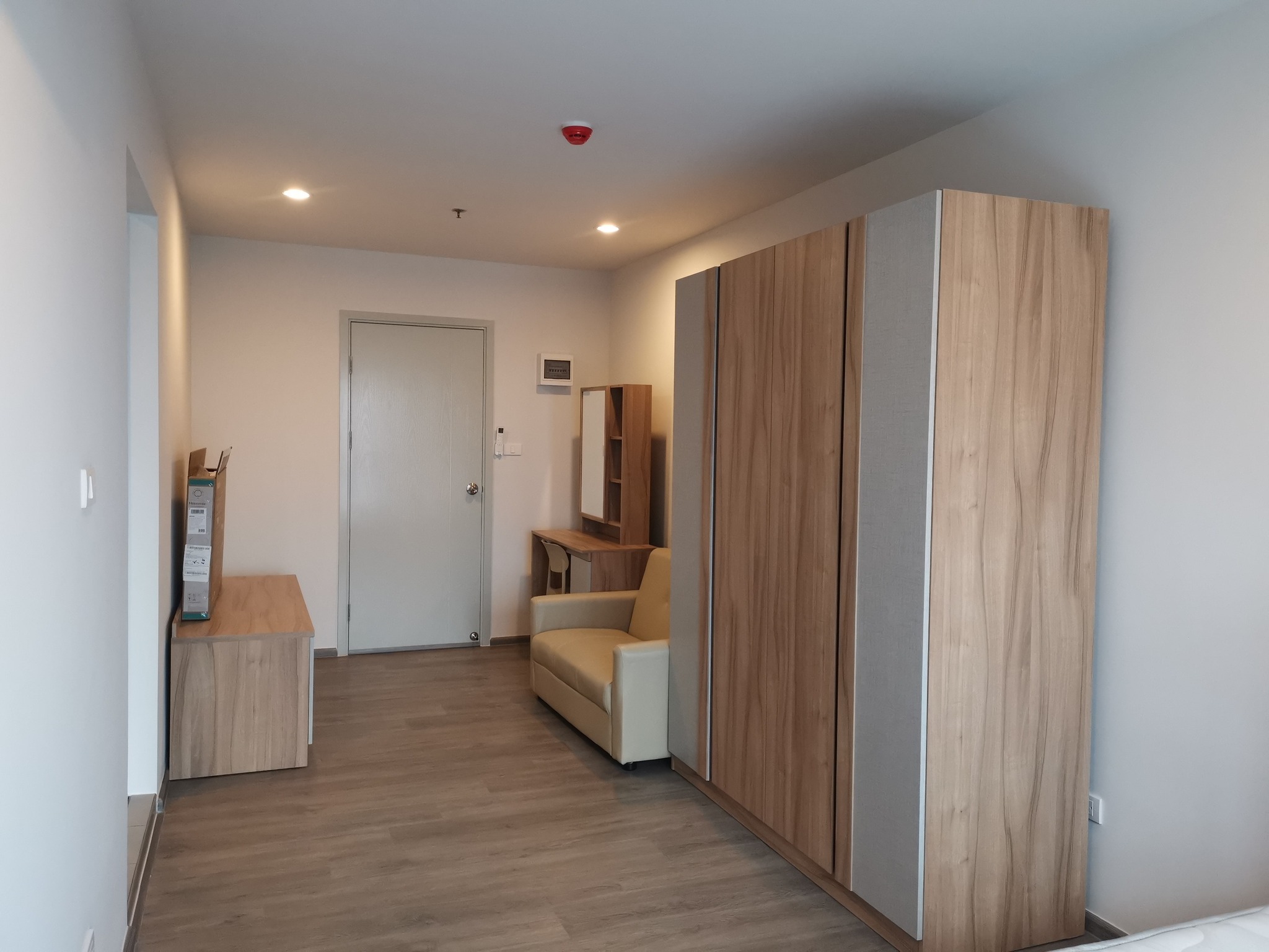 ให้เช่าคอนโด Regent Home Wutthakat (รีเจ้นท์ โฮม วุฒากาศ) โซน รถไฟฟ้า BTS วุฒากาศ Studio / 1ห้องน้ำ / ครัวแยก ขนาดห้อง 26 ตรม. ชั้น 28