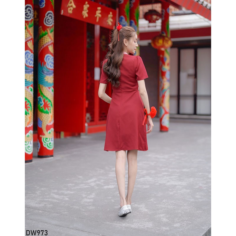 kudapy เดรสสั้นสีแดงสีดำ/สีน้ำตาล คอกลมแต่งกระดุม ใส่ไปงานตรุษจีน ใส่ทำงาน สวยดูดีน่ารัก