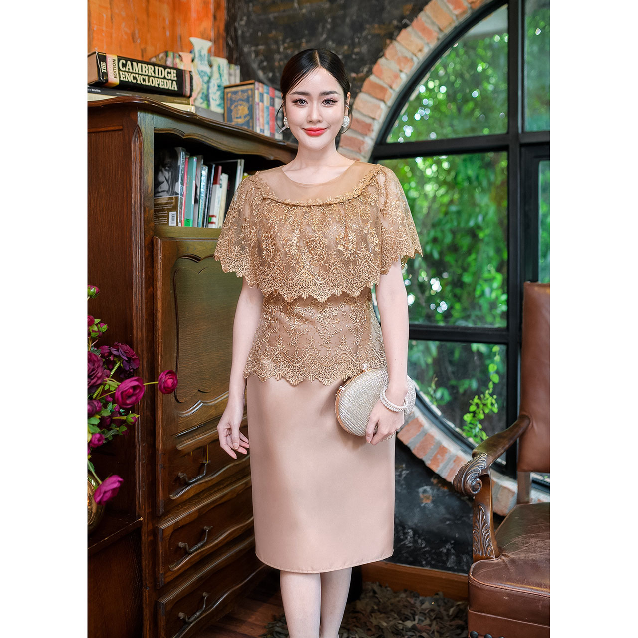 kudapy เดรสสั้น ผ้าไหมทรงสวย แต่งคลุมไหล่ระบายรอบตัวถึงด้านหลัง มีซับในทั้งชุด แต่งซิปหลัง