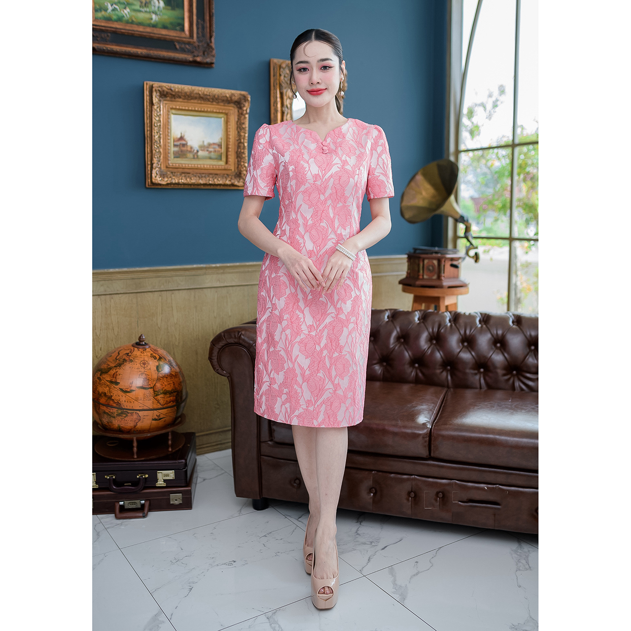 kudapy เดรสสั้นสีชมพู/สีม่วง แขนสั้นทรงใส่ง่าย ช่วงคอเป็นคอวีแต่งเคิพ ลายดอกเป็นงานทอลายนูน