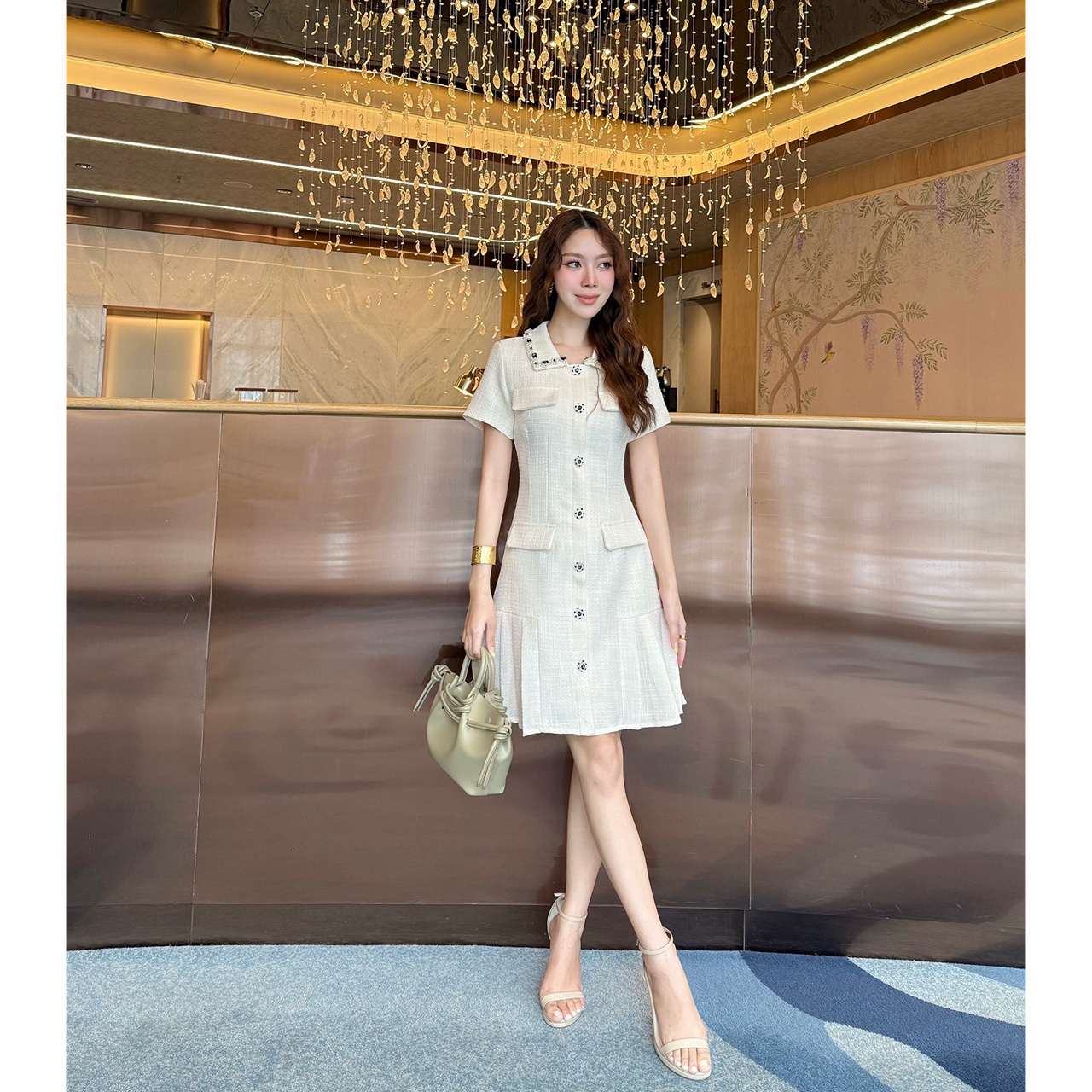 kudapy เดรสแขนสั้นผ้าพรีเมียมทวิต คอปกแต่งด้วย ลูกปัดคริสตัลและมุก กระดุมด้านหน้าแบบ เพชรคริสตัล (กระดุมตกแต่ง) เดรสเป็นซิปด้านหลังทำให้ใส่ได้ง่าย