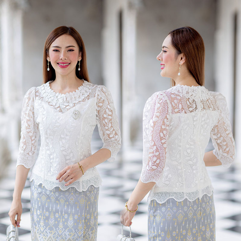 kudapy (เฉพาะเสื้อ) เสื้อลูกไม้สีน้ำตาล/สีขาว/สีชมพู ตัวเสื้อใช้ผ้าลูกไม้ใยบวบเนื้อดีลายลูกไม้แน่นทั้งตัว คอกลมสูง ตัวเสื้อมาพร้อมซับในเนื้อดีในตัว มีซิปหลังสวมใส่ง่าย