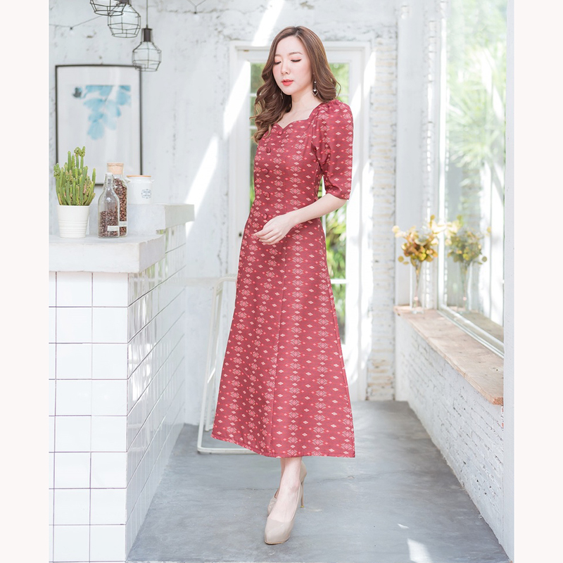 kudapy เดรสยาวผ้าไทยพิมพ์ลายสีแดง/สีชมพู/สีกรม คอเหลี่ยม หยักแขนตุ๊กตา ลายไทยทรงสวย