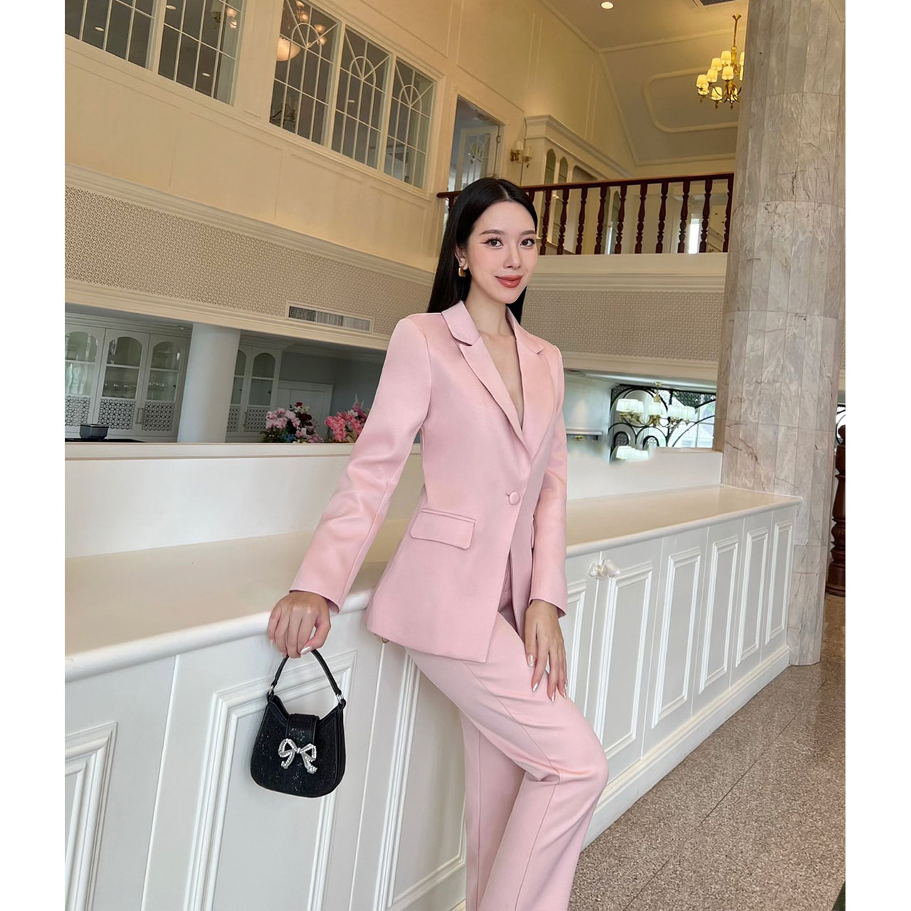 kudapy ชุดเซ็ท Blazer+กางเกง ผ้าดี เสื้อสูทมีซับในอย่างดี แต่งกระดุมผ้าเดียวกับสีชุด คู่กับกางเกงขายาวใส่สบาย