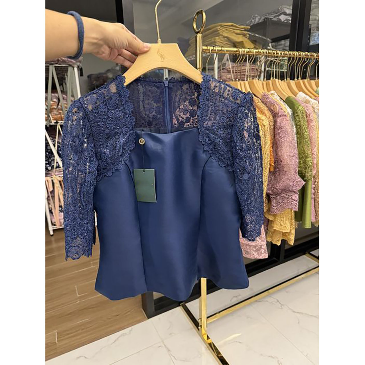 kudapy ชุดเซตเสื้อ+ผ้าถุง (เอวสูง) เสื้อไหมญี่ปุ่นสุดพรีเมี่ยมงานปราณีตมาก แต่งแขนด้วยผ้าลูกไม้ใยบวบเนื้อนิ่ม