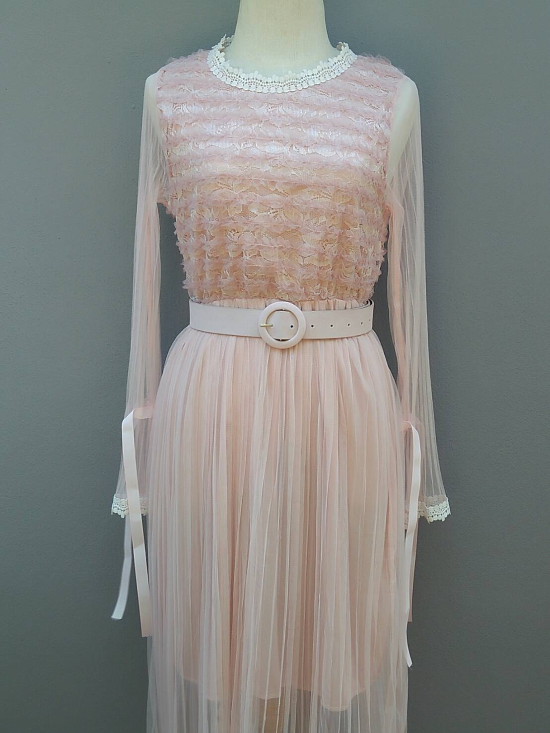 kudapy เดรสผ้าลูกไม้สีเนื้อ คอกลมแขนซีทรูมีโบผูกที่ปลายแขน