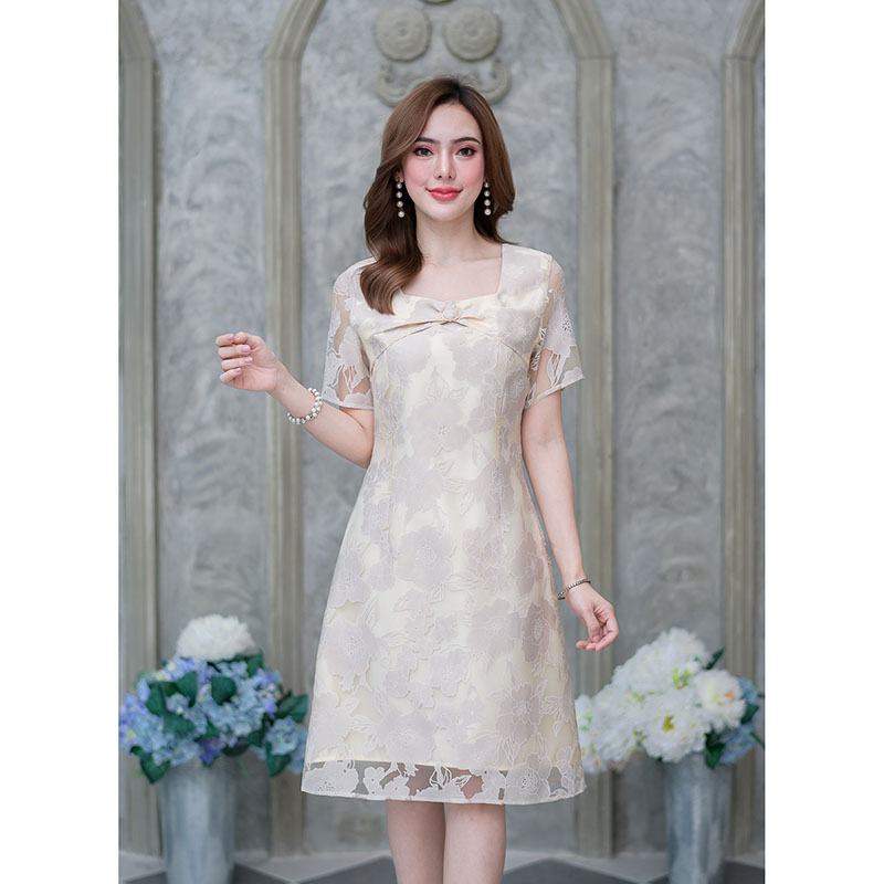 kudapy เดรสสั้นสีครีม/สีทอง ผ้าแก้วลายดอก มีดีเทลเย็บเป็นโบว์ช่วงอก แต่งอะไหล่เพชร ทรงเรียบๆ