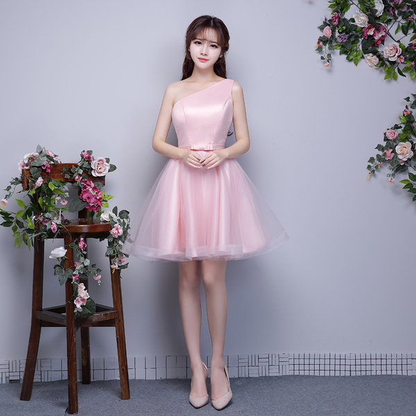 kudapy ชุดราตรีสั้นสีชมพูไหล่เฉียง ผ้าซาตินเนื้อเงา ด้านหลังร้อยเชือกผูกหลังเก๋ๆ