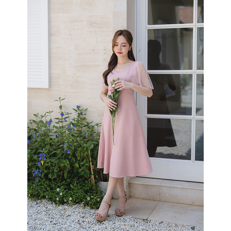 kudapy เดรสสั้นสีชมพู/สีครีม ดีไซน์เพื่อเอาใจสาวหวาน ช่วงเสื้อเป็นคอวีกว้างแต่ไม่ลึกเกินไป เดรสกระโปรงบานพลิ้วๆ แขนเสื้อเป็นทรง Bell ทำด้วยผ้าโปร่งแต่งลูกปัดมุกละมุนสุดๆ