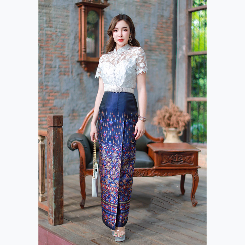 kudapy เซทลูกไม้ปัก 3D ดอกลอย ยกนูน คอจีน ซับใน 2 ชั้น อย่างดี แต่งมุขเรียงยาวถึงชายเสื้อ ซิปหลัง /ผ้าถุงสำเร็จรูป