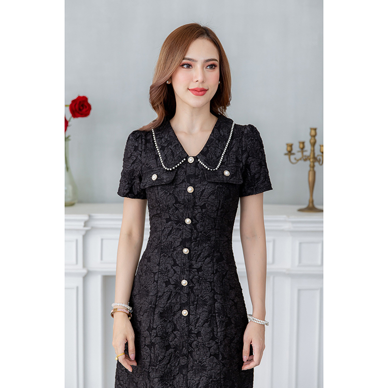 kudapy เดรสสั้นสีดำ/สีน้ำตาล/สีเขียว/สีขาว คอปกมุก ผ้าแจ็คกาด ใส่แล้วดูเพรียว เป็นทรงเข้ารูป มีดีเทลแต่งกระดุม และกระเป๋าช่วงอก เพิ่มความสวยเก๋